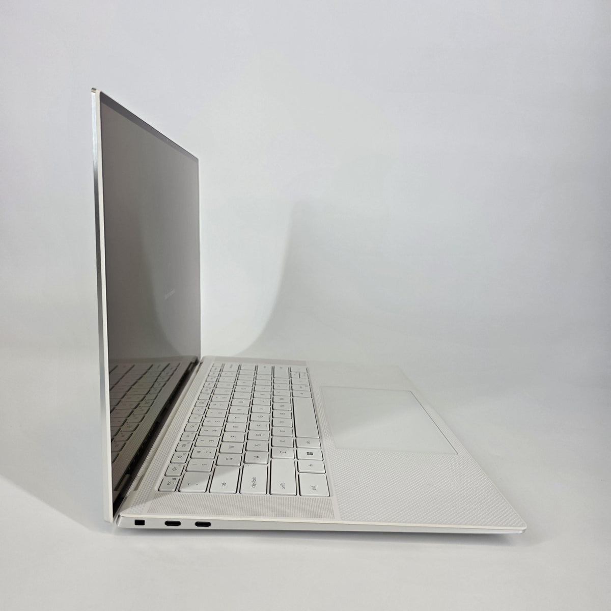 Dell XPS 15 9520 White 2.3 GHz Intel Core i7 12th Gen. 32GB RAM 512GB Solid State Drive NVIDIA GeForce RTX 3050 Ti 4 GB