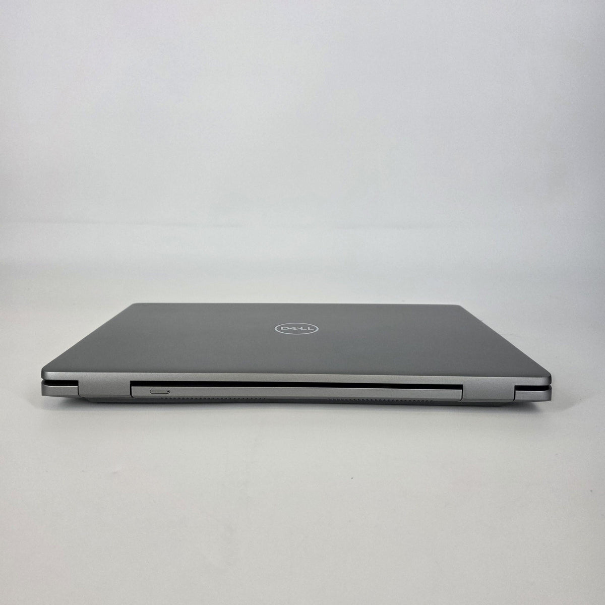 Dell Latitude 5540 15.6 Silver 1.9 GHz Intel Core i7 13th Gen. 32GB RAM 1TB Solid State Drive