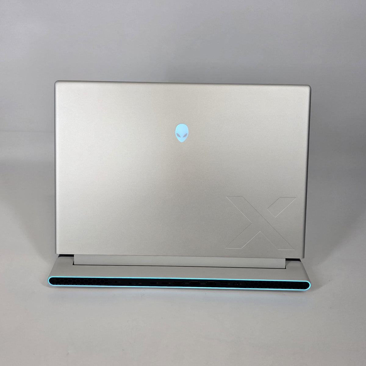 Dell Alienware X16 R2 Silver 2.3 GHz Intel Core Ultra 9 32GB RAM 1TB Solid State Drive NVIDIA GeForce RTX 4070 8 GB