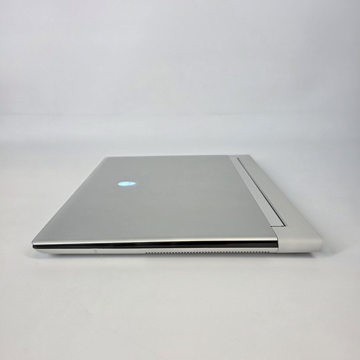 Dell Alienware X16 R2 Silver 2.3 GHz Intel Core Ultra 9 32GB RAM 1TB Solid State Drive NVIDIA GeForce RTX 4070 8 GB