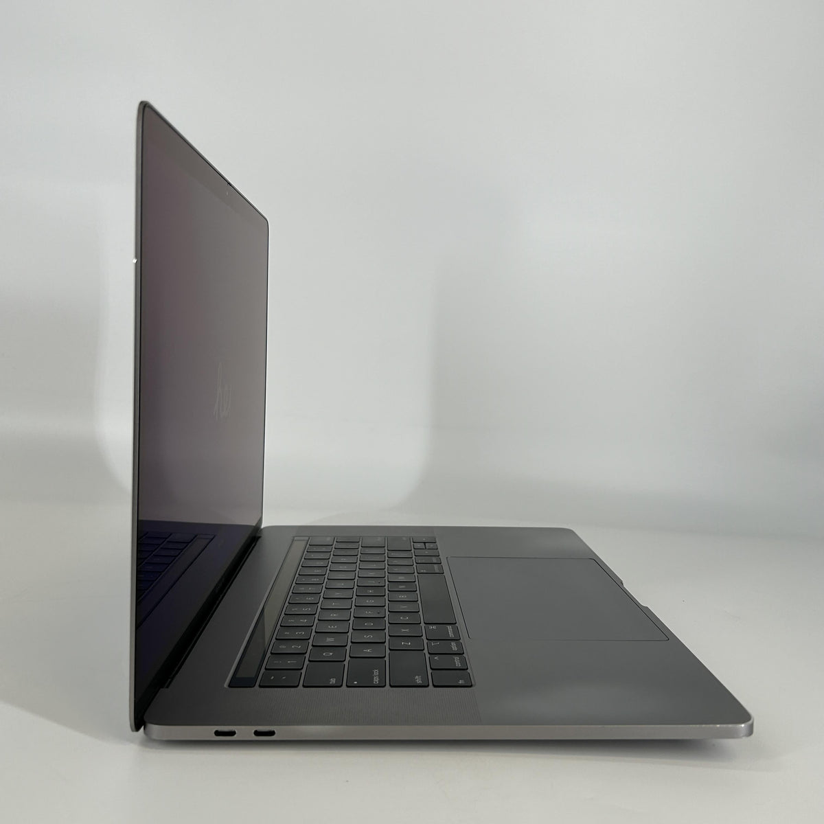 Apple MacBook Pro 15 Touch Bar 2018 Space Gray 2.9 GHz Intel Core i9 8th Gen. 32GB RAM 1TB Solid State Drive AMD Radeon Pro 560X 4 GB