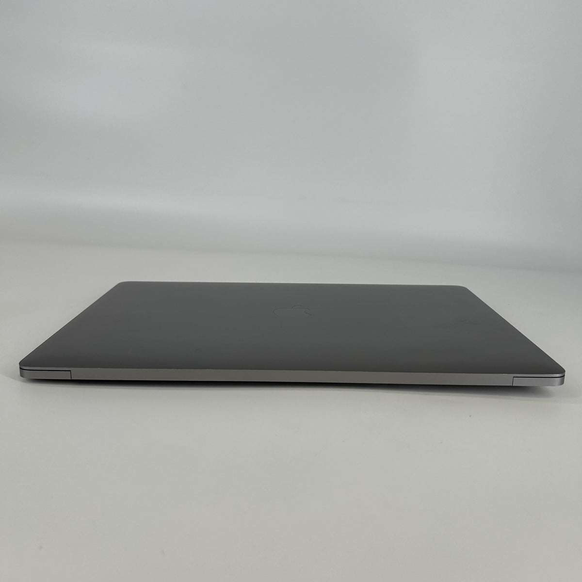 Apple MacBook Pro 15 Touch Bar 2018 Space Gray 2.9 GHz Intel Core i9 8th Gen. 32GB RAM 1TB Solid State Drive AMD Radeon Pro 560X 4 GB