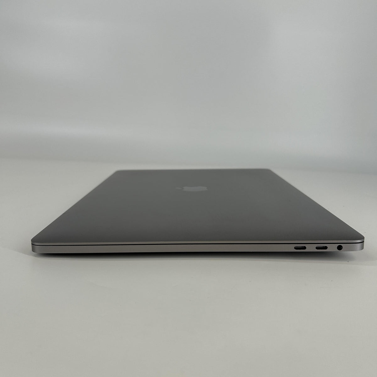 Apple MacBook Pro 15 Touch Bar 2018 Space Gray 2.9 GHz Intel Core i9 8th Gen. 32GB RAM 1TB Solid State Drive AMD Radeon Pro 560X 4 GB