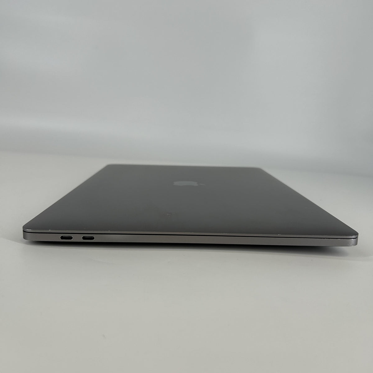Apple MacBook Pro 15 Touch Bar 2018 Space Gray 2.9 GHz Intel Core i9 8th Gen. 32GB RAM 1TB Solid State Drive AMD Radeon Pro 560X 4 GB