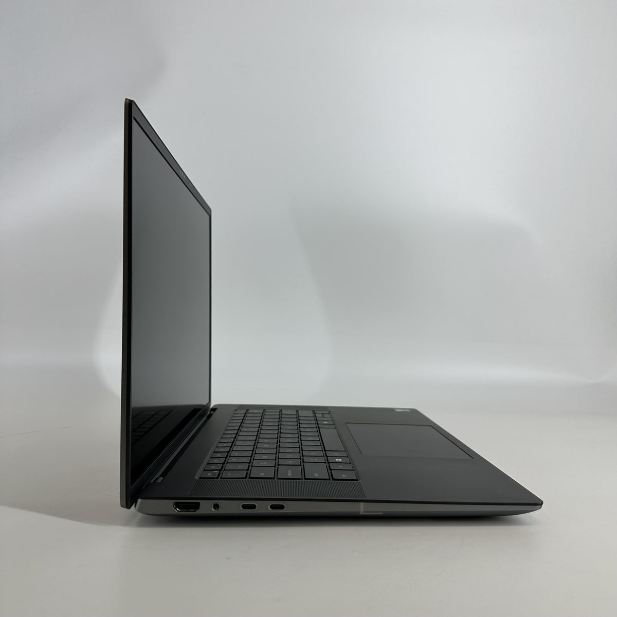 Dell Precision 5690 16 Gray 2.5 GHz Intel Core Ultra 9 64GB RAM 2TB Solid State Drive NVIDIA RTX 5000 Ada 16 GB