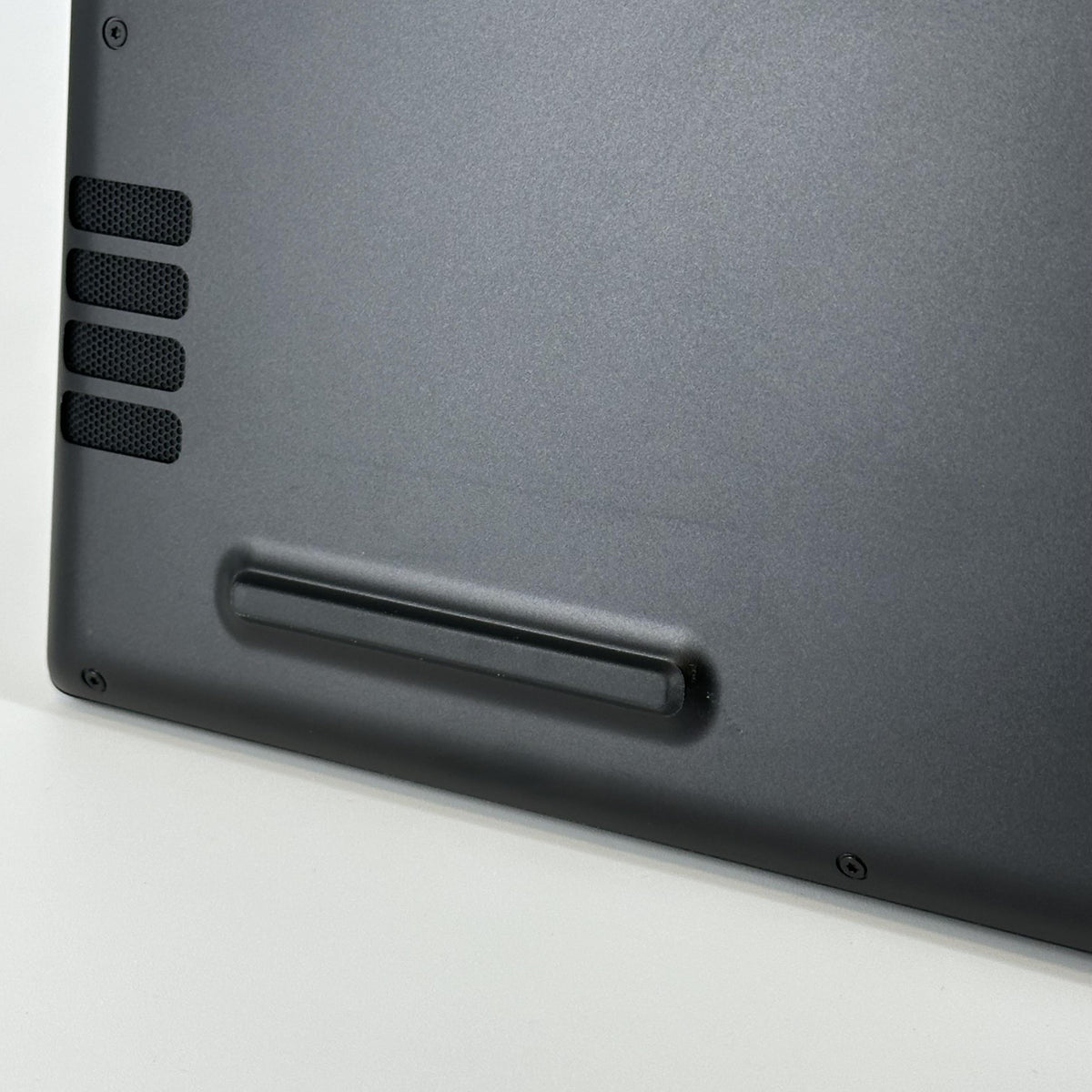Razer Blade 18 2024 Black 2.2 GHz Intel Core i9 14th Gen. 32GB RAM 2TB Solid State Drive NVIDIA GeForce RTX 4090 16 GB