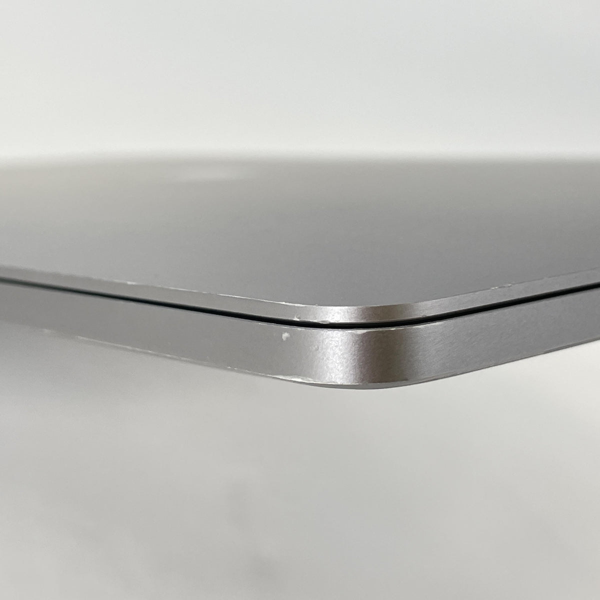 Apple MacBook Pro 15 Touch Bar 2017 Space Gray 3.1 GHz Intel Core i7 7th Gen. 16GB RAM 512GB Solid State Drive AMD Radeon Pro 560 4 GB