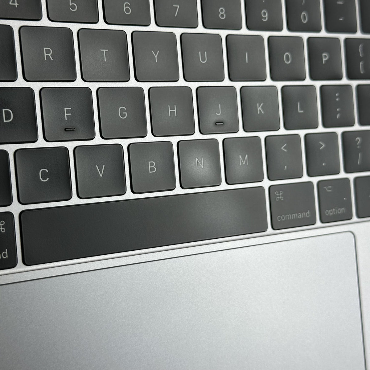 Apple MacBook Pro 15 Touch Bar 2017 Space Gray 2.9 GHz Intel Core i7 7th Gen. 16GB RAM 1TB Solid State Drive AMD Radeon Pro 560 4 GB