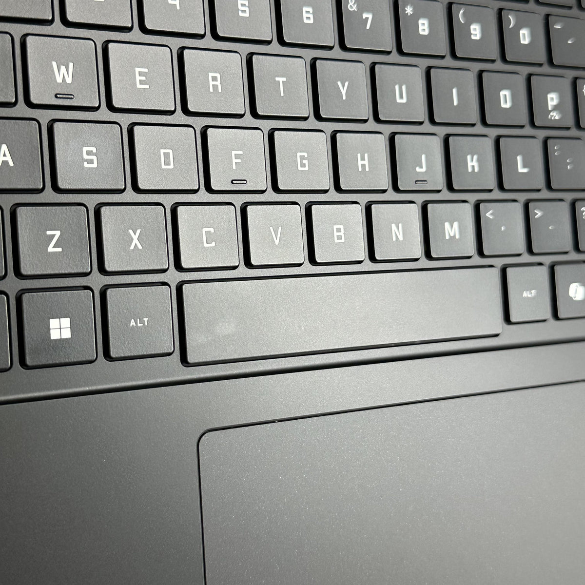 HP Omen 16 Black 2.0 GHz Intel Core Ultra 7 Series 2 16GB RAM 1TB Solid State Drive NVIDIA GeForce RTX 5060 8 GB