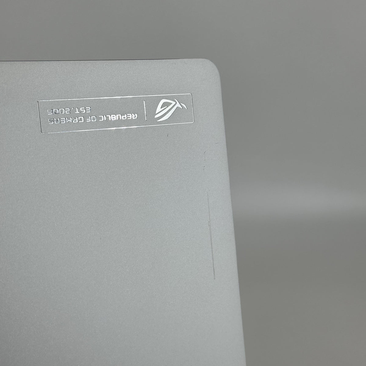 Asus ROG Zephyrus G14 GA403 14 White 4.0 GHz AMD Ryzen 9 8945HS 16GB RAM 1TB Solid State Drive NVIDIA GeForce RTX 4060 8 GB