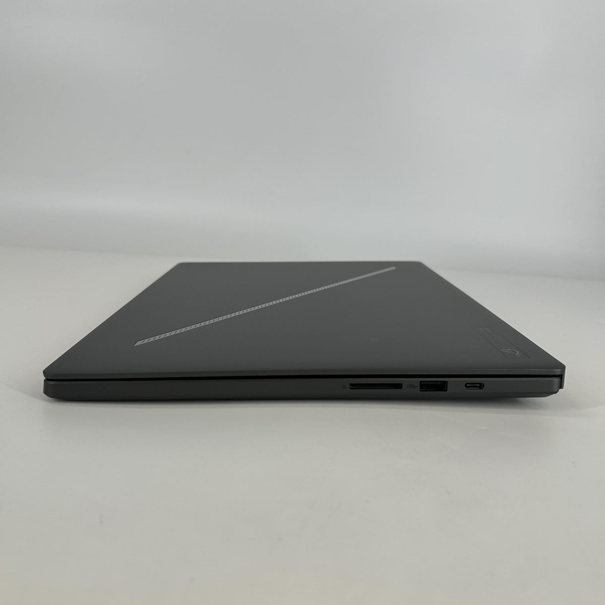 Asus ROG Zephyrus G16 GU605 16 Black 2.9 GHz Intel Core Ultra 9 Series 2 16GB RAM 1TB Solid State Drive NVIDIA GeForce RTX 5070 8 GB