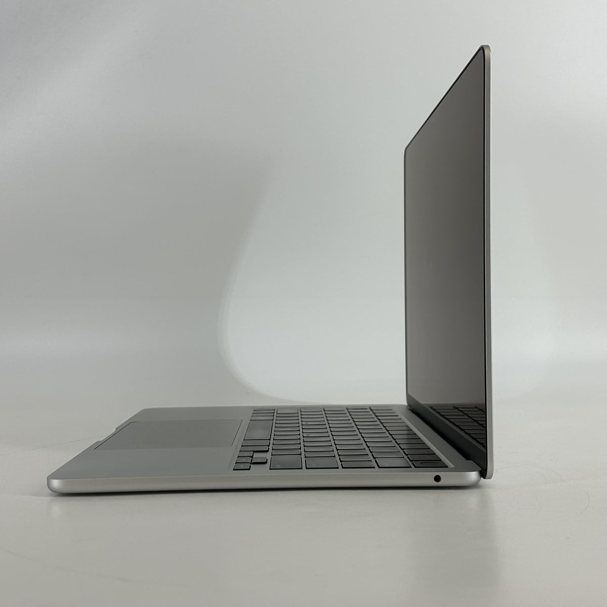 Apple MacBook Air 13 2022 Silver 3.49 GHz M2 8-Core CPU 8GB Unified Memory 256GB Solid State Drive 8-Core GPU
