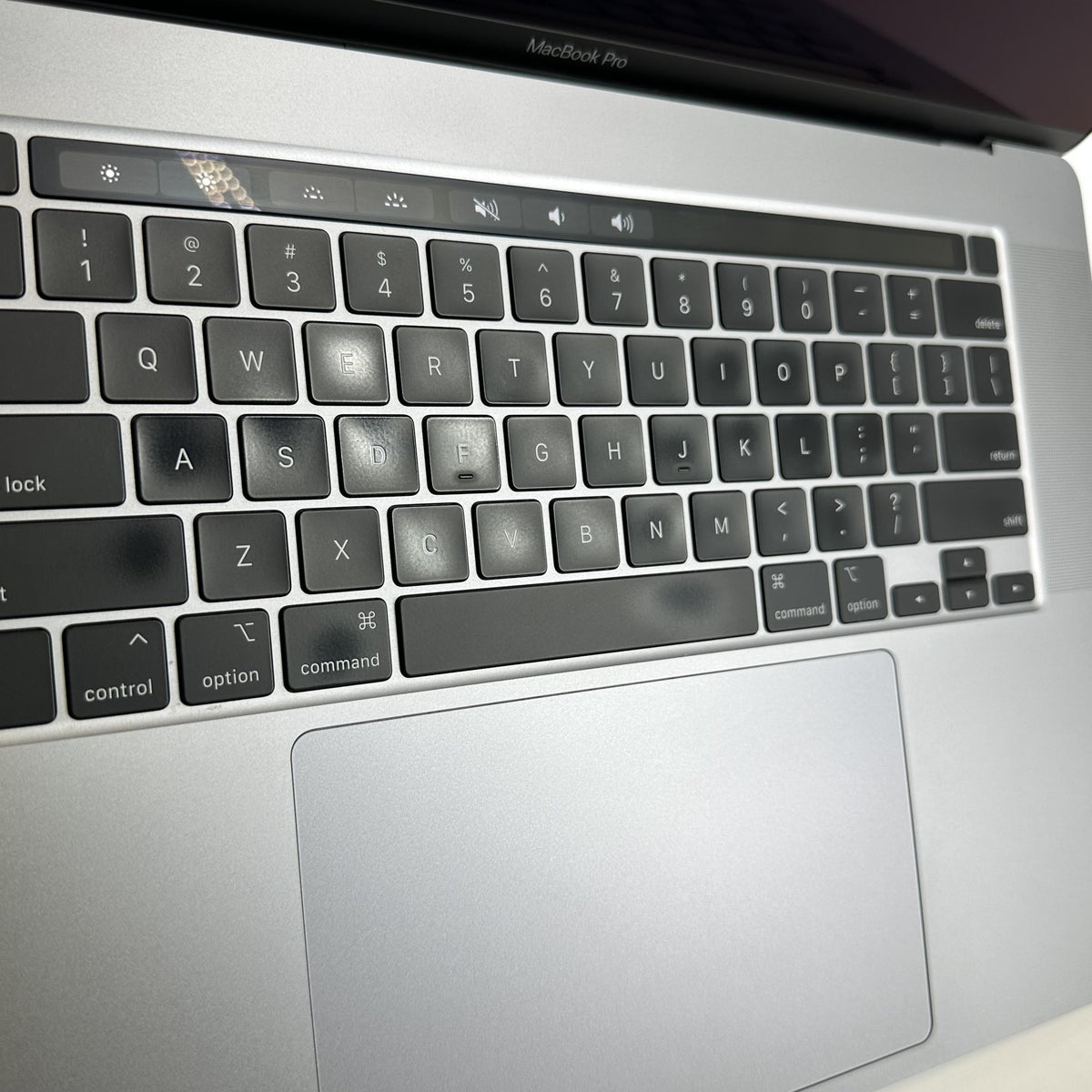 Apple MacBook Pro 16 Touch Bar 2019 Space Gray 2.6 GHz Intel Core i7 9th Gen. 32GB RAM 512GB Solid State Drive AMD Radeon Pro 5500M 4 GB