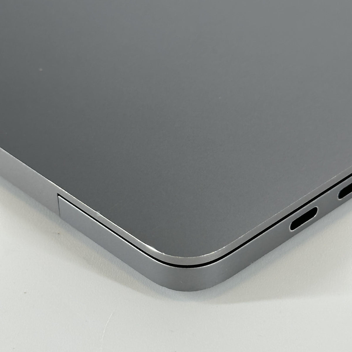 Apple MacBook Pro 16 Touch Bar 2019 Space Gray 2.6 GHz Intel Core i7 9th Gen. 32GB RAM 512GB Solid State Drive AMD Radeon Pro 5500M 4 GB