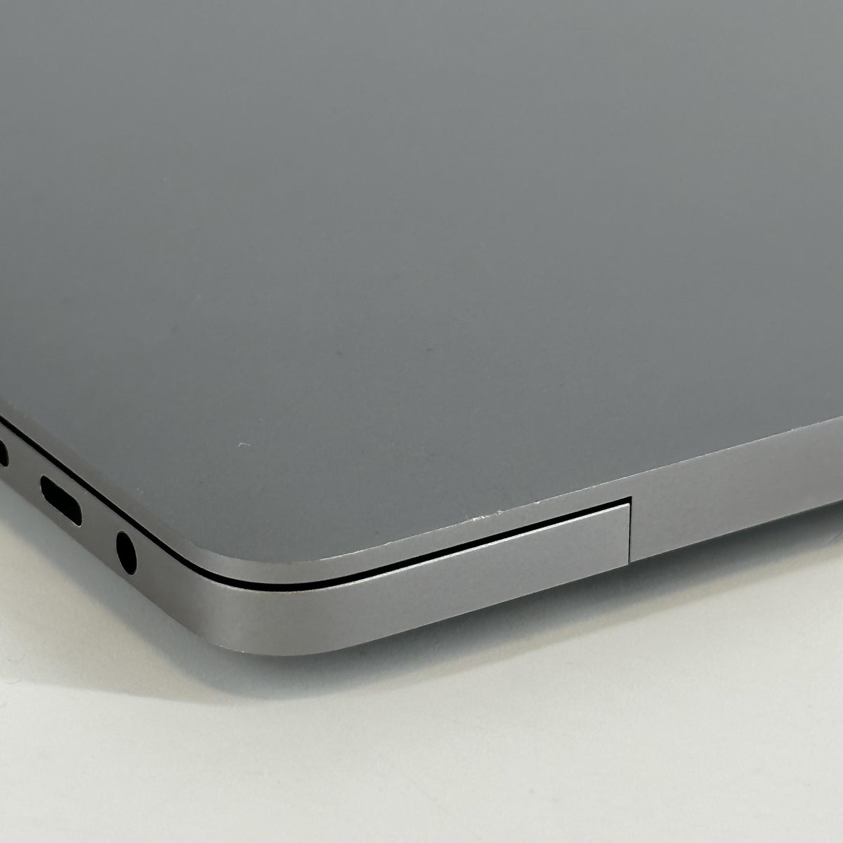 Apple MacBook Pro 16 Touch Bar 2019 Space Gray 2.4 GHz Intel Core i9 9th Gen. 32GB RAM 1TB Solid State Drive AMD Radeon Pro 5500M 8 GB