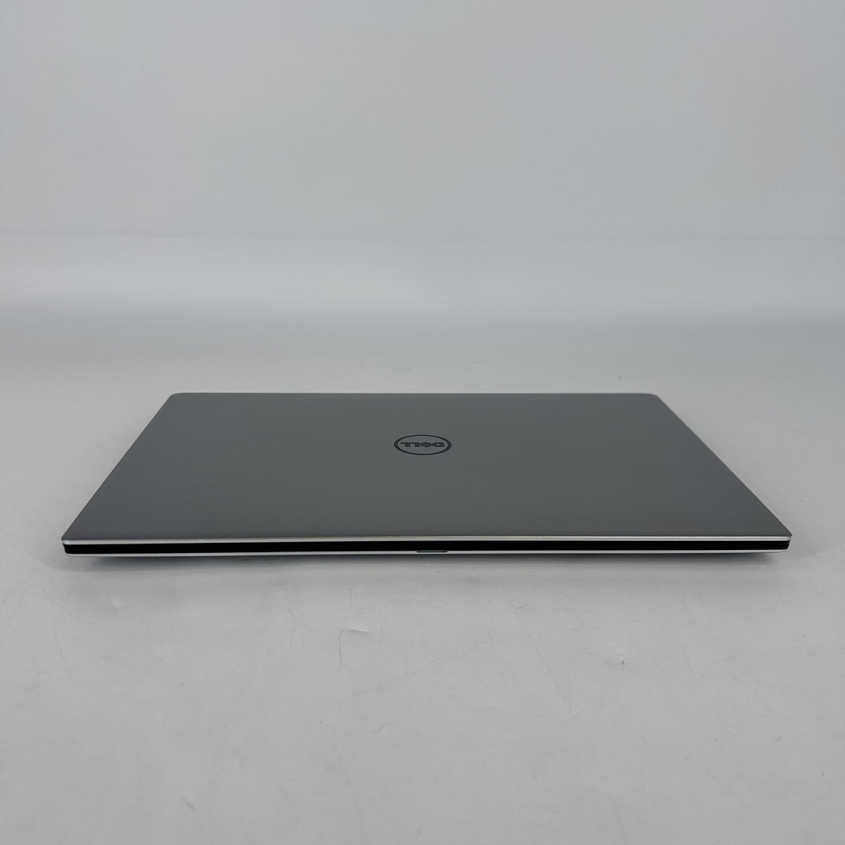 Dell XPS 13 9350 Silver 2.2 GHz Intel Core i7 6th Gen. 16GB RAM 512GB Solid State Drive