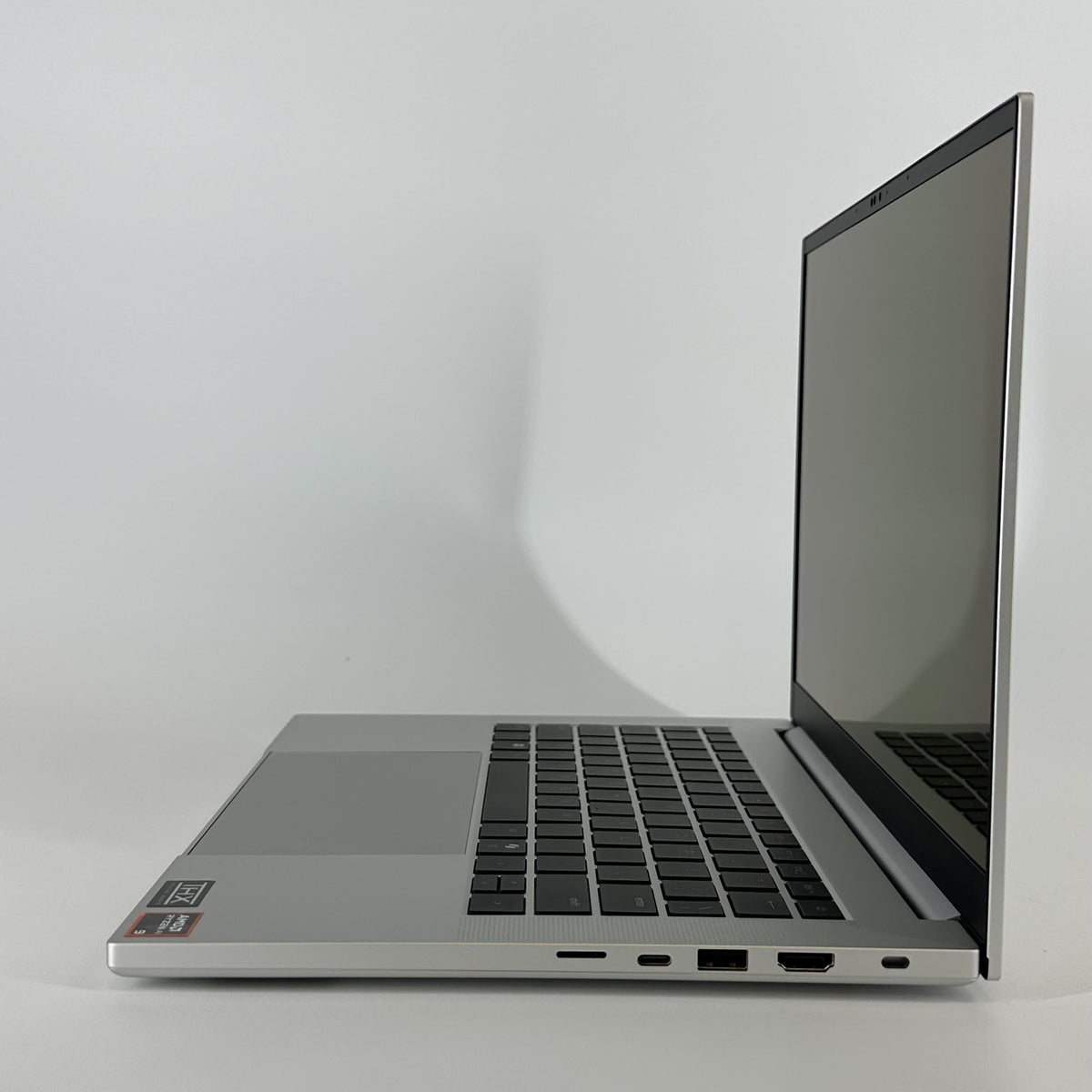 Razer Blade 14 2025 White 2.0 GHz AMD Ryzen AI 9 365 32GB RAM 2TB Solid State Drive NVIDIA GeForce RTX 5070 8 GB