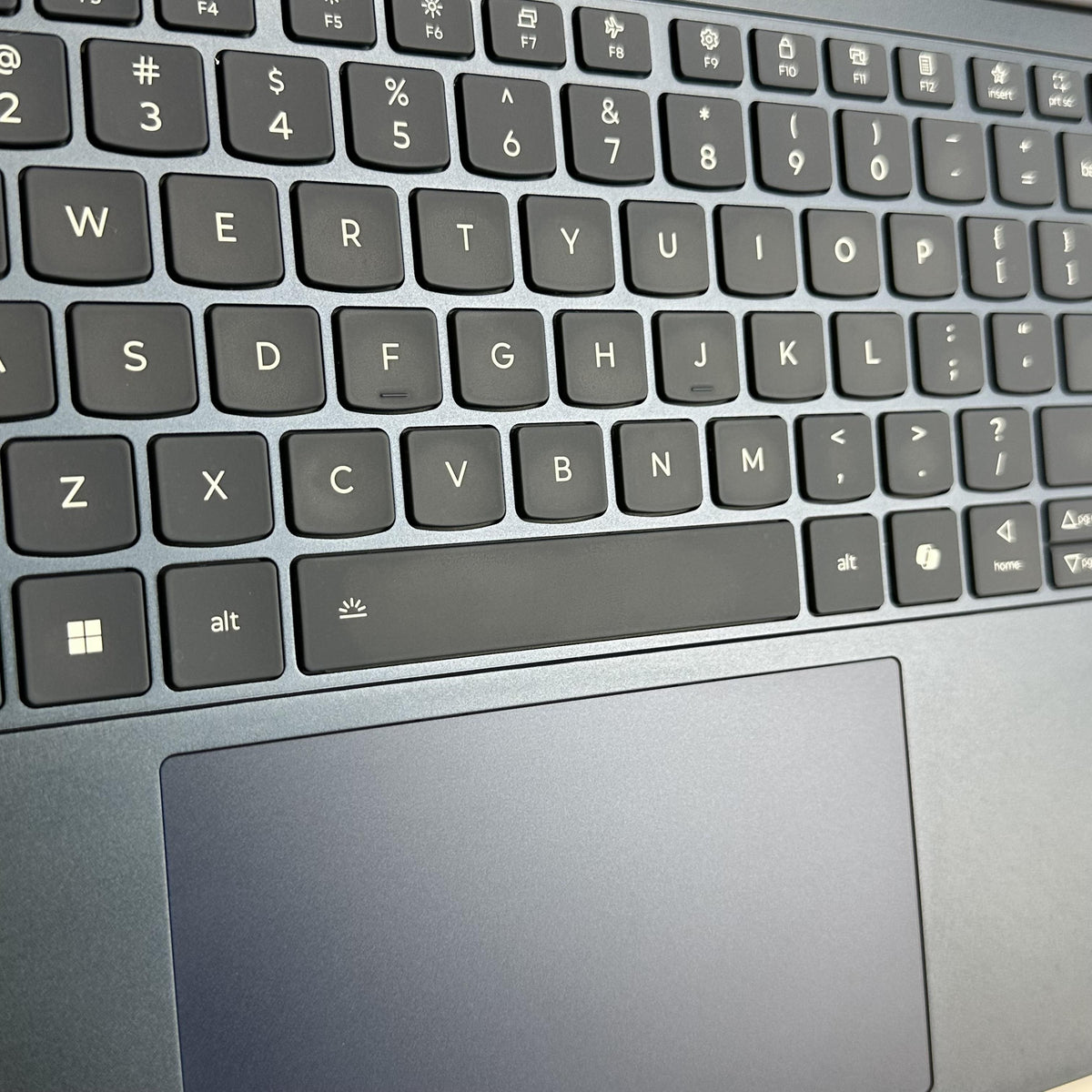 Lenovo Yoga Slim 7x 14.5 Blue 3.4 GHz Qualcomm Snapdragon X Elite 16GB RAM 512GB Solid State Drive