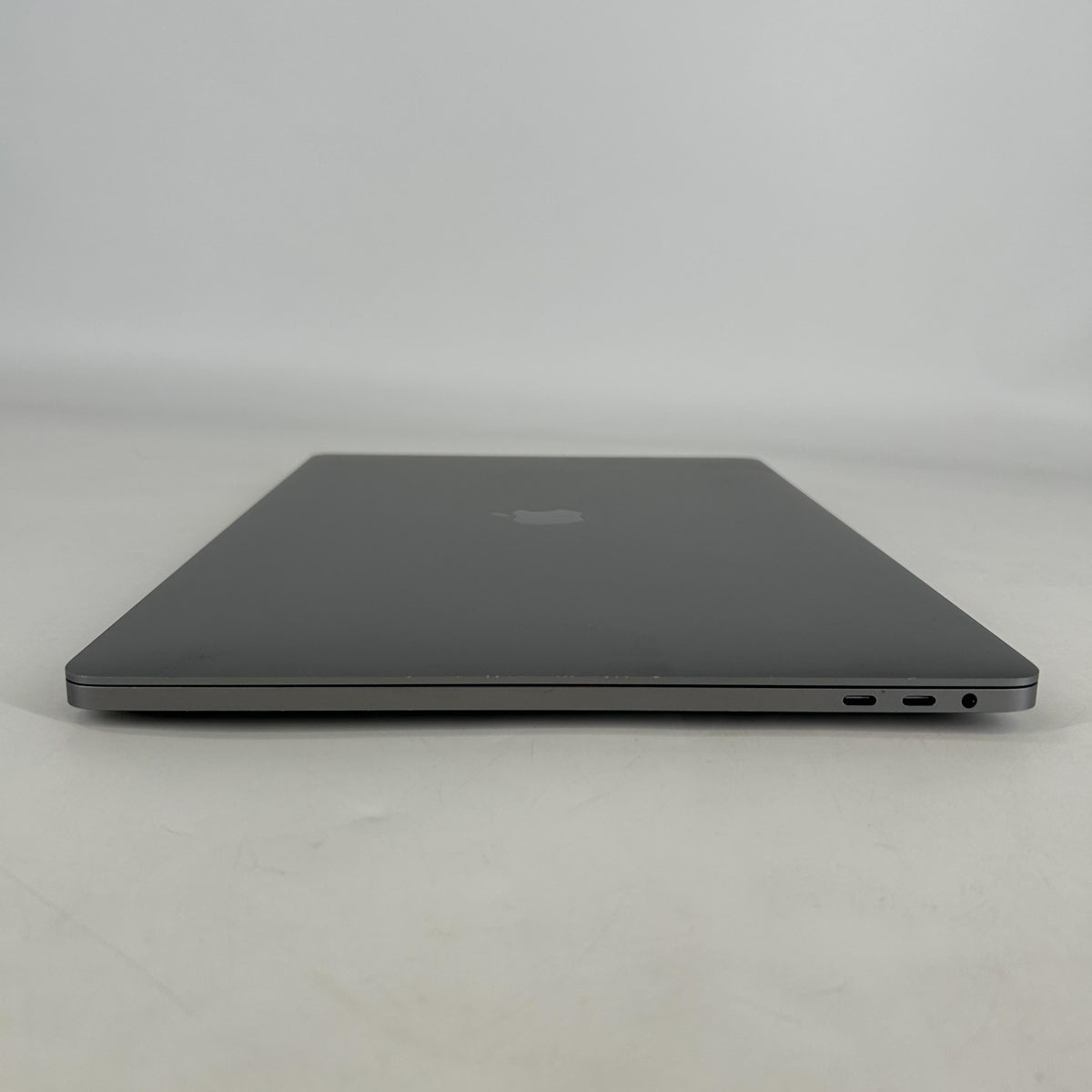 Apple MacBook Pro 16 Touch Bar 2019 Space Gray 2.4 GHz Intel Core i9 9th Gen. 16GB RAM 1TB Solid State Drive AMD Radeon Pro 5500M 8 GB