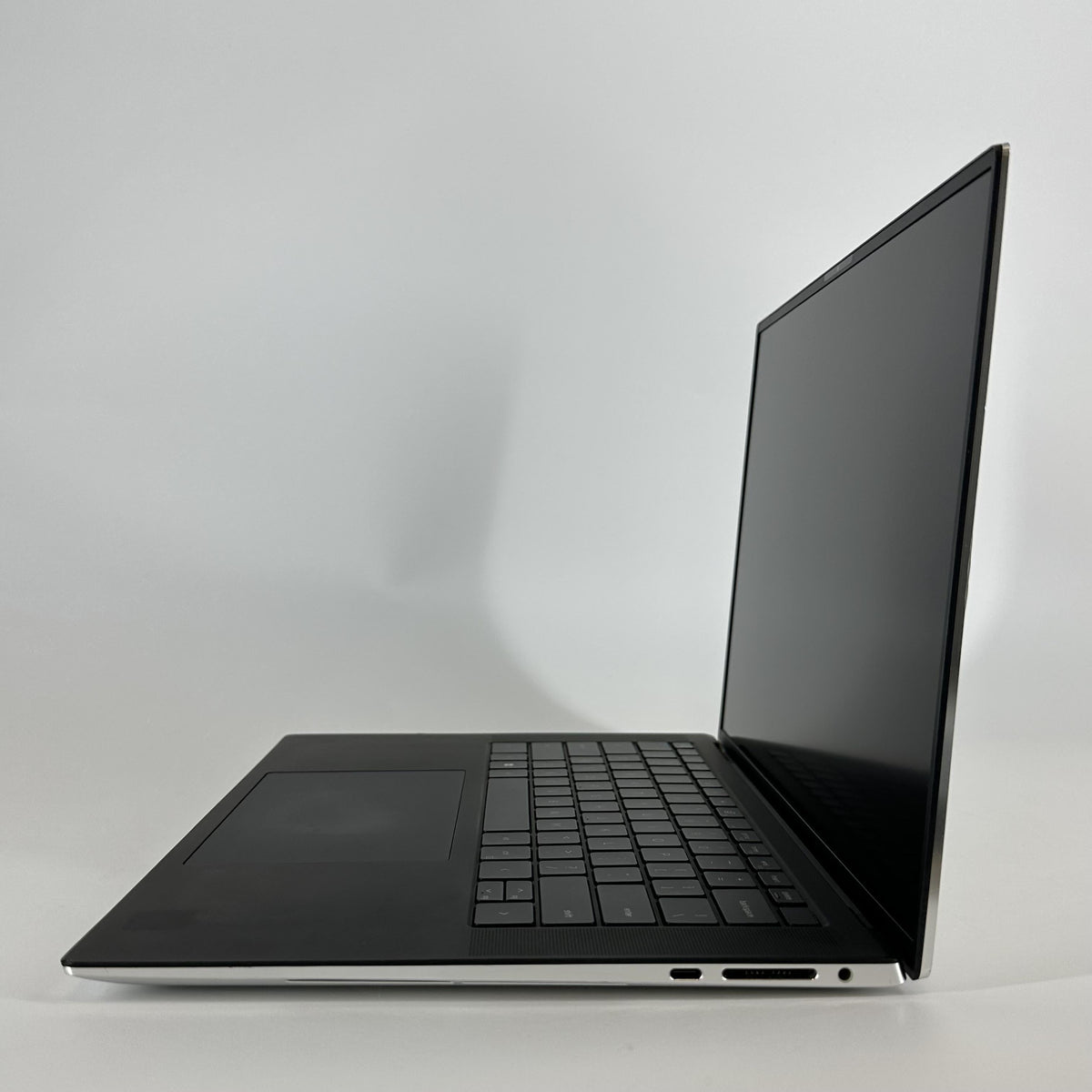 Dell XPS 15 9530 Silver 2.4 GHz Intel Core i7 13th Gen. 32GB RAM 512GB Solid State Drive NVIDIA GeForce RTX 4070 8 GB