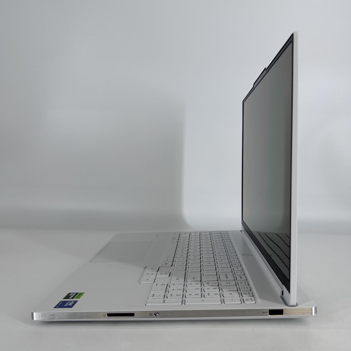Lenovo Legion 7i Gen 10 16 White 2.7 GHz Intel Core Ultra 9 Series 2 32GB RAM 1TB Solid State Drive NVIDIA GeForce RTX 5070 8 GB