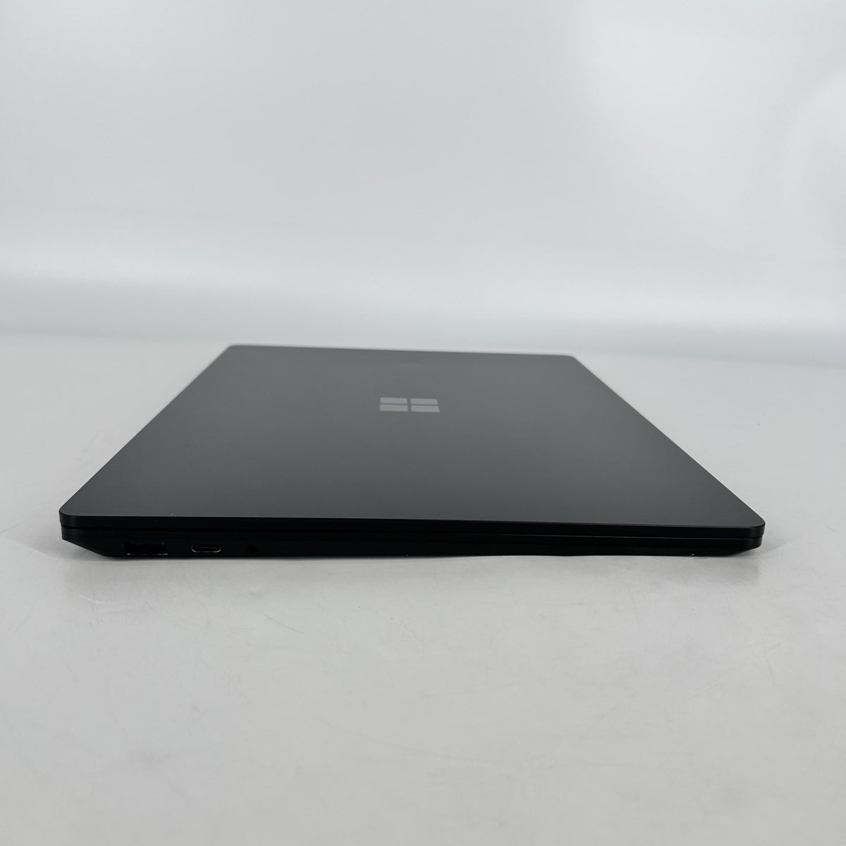 Microsoft Surface Laptop 5 13.5 Black 2.7 GHz Intel Core i7 12th Gen. 16GB RAM 512GB Solid State Drive