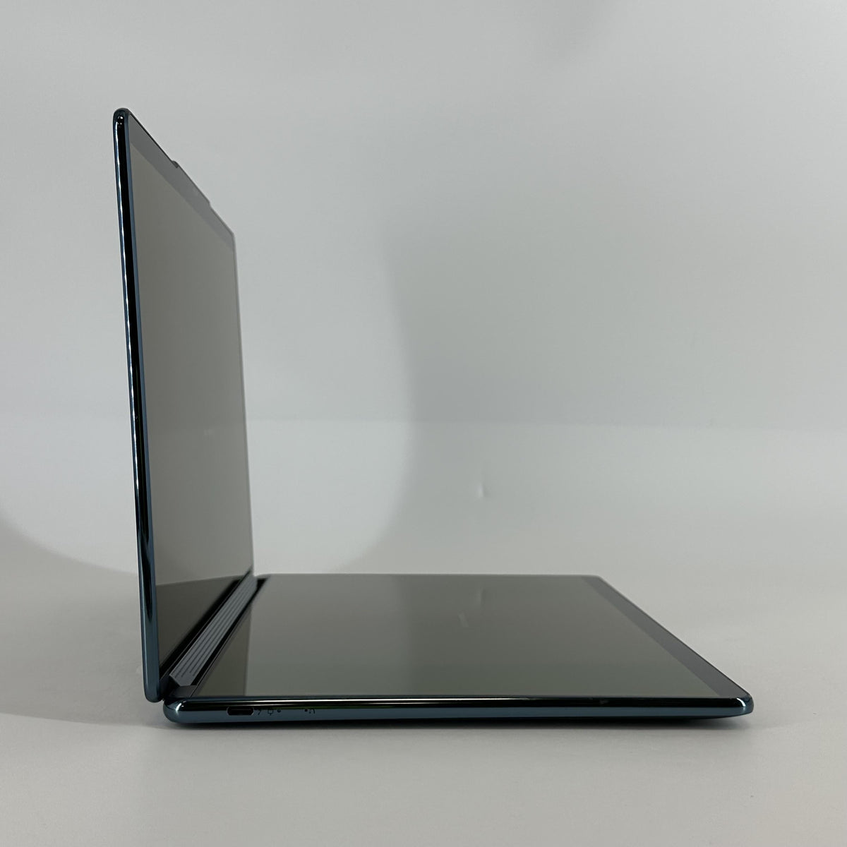 Lenovo Yoga Book 9i 13.3 Blue 1.7 GHz Intel Core i7 13th Gen. 16GB RAM 512GB Solid State Drive