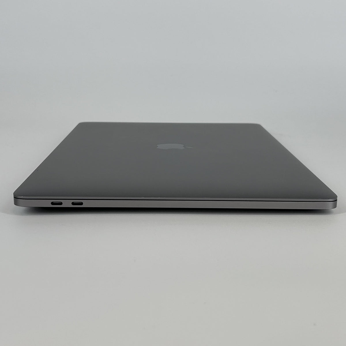Apple MacBook Pro 15 Touch Bar 2017 Space Gray 3.1 GHz Intel Core i7 7th Gen. 16GB RAM 512GB Solid State Drive AMD Radeon 560 4 GB