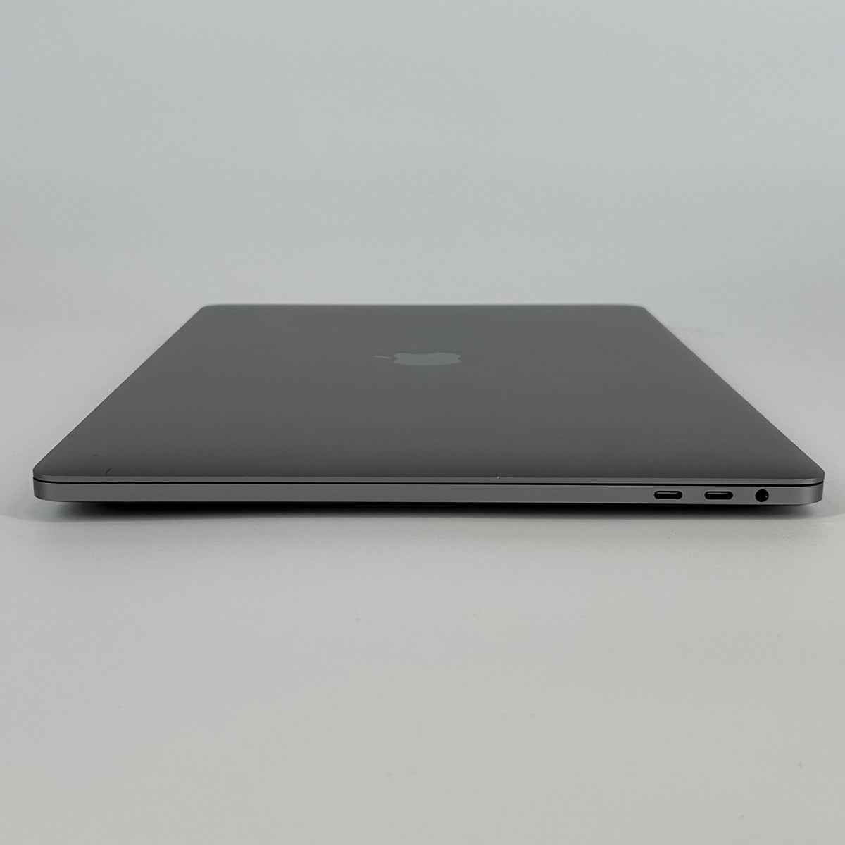 Apple MacBook Pro 15 Touch Bar 2017 Space Gray 3.1 GHz Intel Core i7 7th Gen. 16GB RAM 512GB Solid State Drive AMD Radeon 560 4 GB