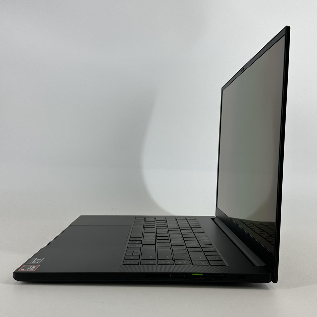 Razer Blade 16 2025 Black 2.0 GHz AMD Ryzen AI 9 365 16GB RAM 1TB Solid State Drive NVIDIA GeForce RTX 5060 8 GB