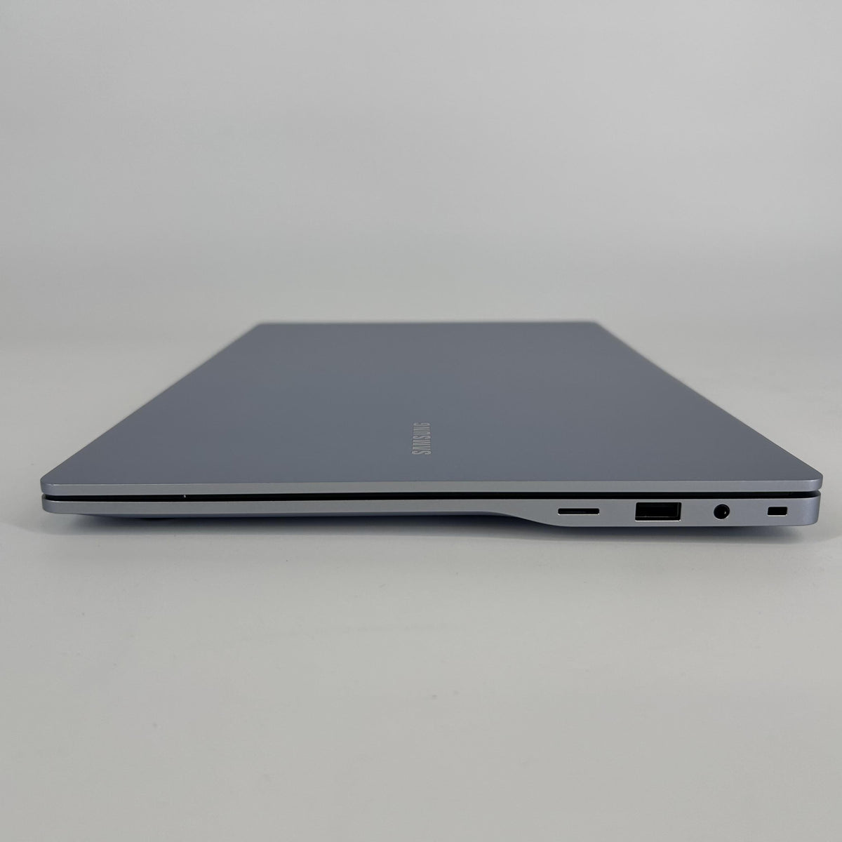 Samsung Galaxy Book4  Edge 15.6 Silver 2.9 GHz Qualcomm Snapdragon X Plus 16GB RAM 512GB Solid State Drive