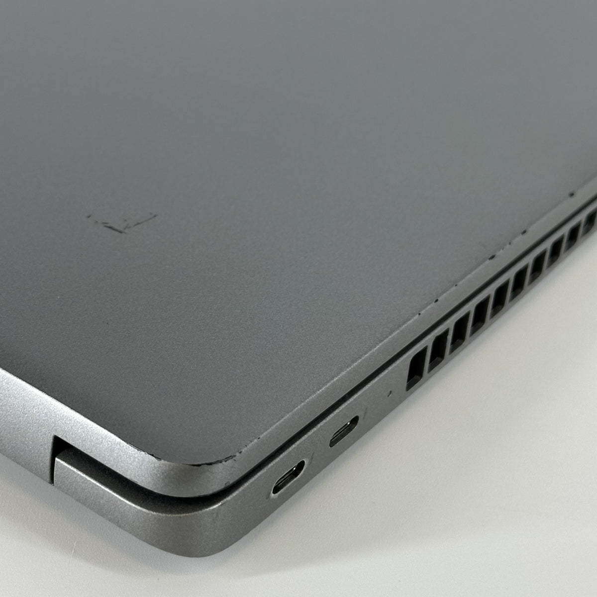 Dell Latitude 5540 15.6 Gray 1.7 GHz Intel Core i7 13th Gen. 16GB RAM 512GB Solid State Drive