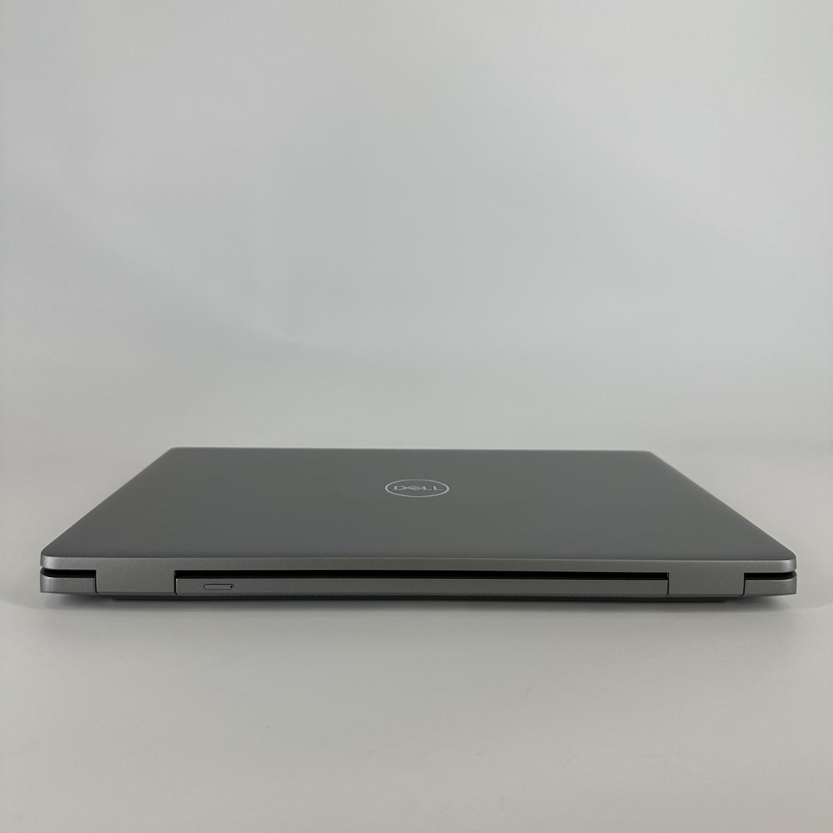 Dell Latitude 5540 15.6 Silver 1.9 GHz Intel Core i7 13th Gen. 16GB RAM 512GB Solid State Drive