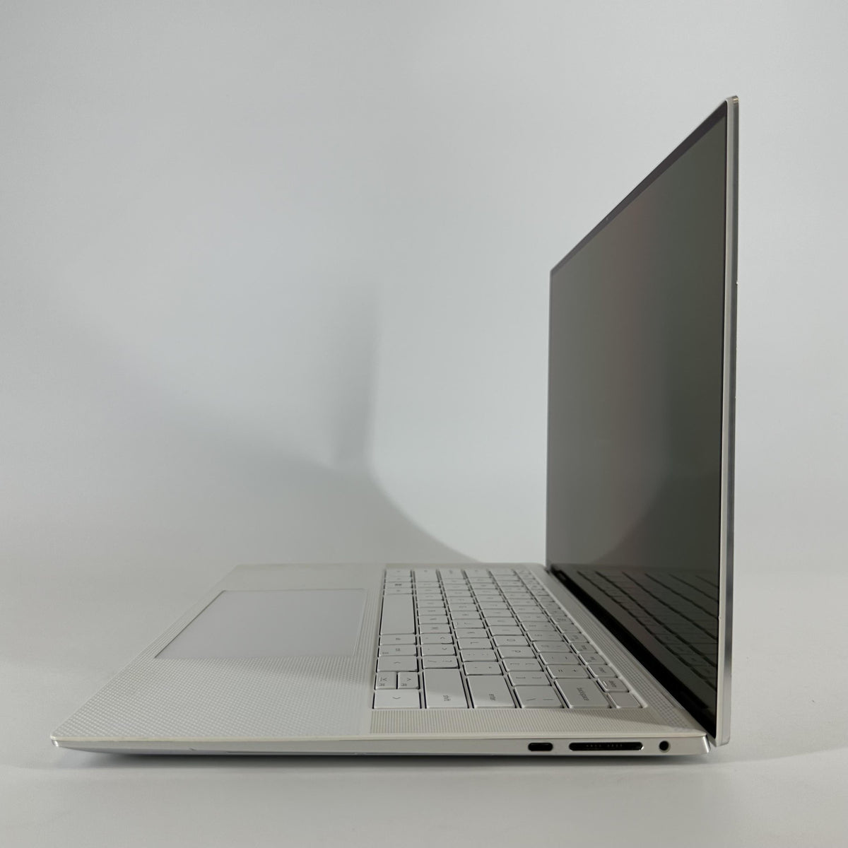 Dell XPS 15 9520 Silver 2.3 GHz Intel Core i7 12th Gen. 32GB RAM 1TB Solid State Drive NVIDIA GeForce RTX 3050 Ti 4 GB