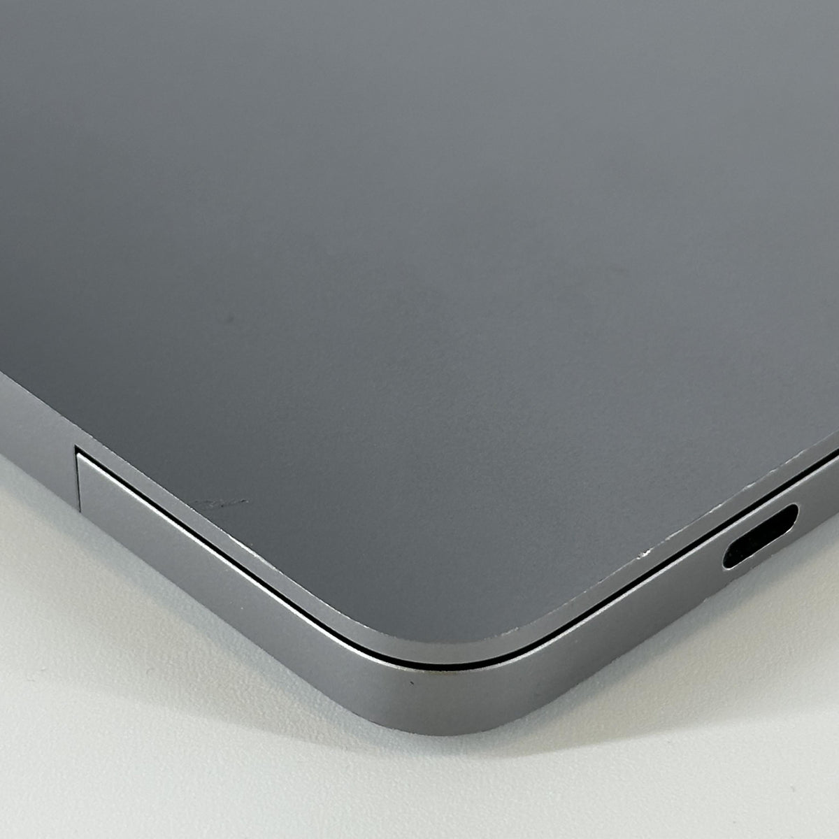 Apple MacBook Pro 16 Touch Bar 2019 Space Gray 2.4 GHz Intel Core i9 9th Gen. 16GB RAM 1TB Solid State Drive AMD Radeon Pro 5500M 8 GB