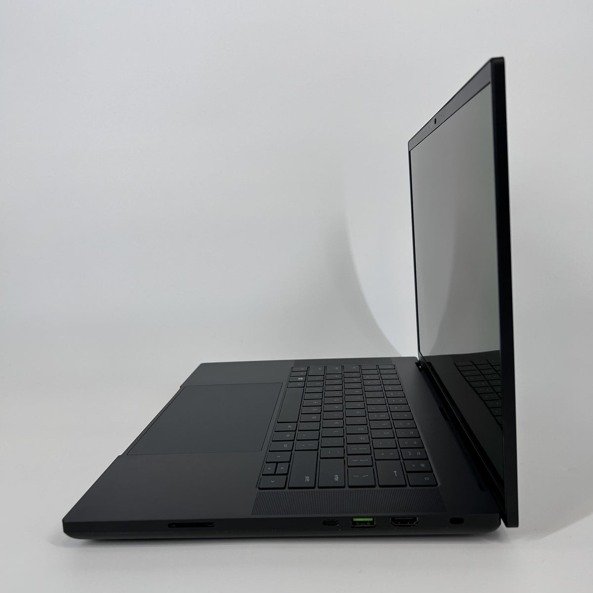 Razer Blade 16 2024 Black 2.2 GHz Intel Core i9 14th Gen. 64GB RAM 2TB Solid State Drive NVIDIA GeForce RTX 4090 16 GB