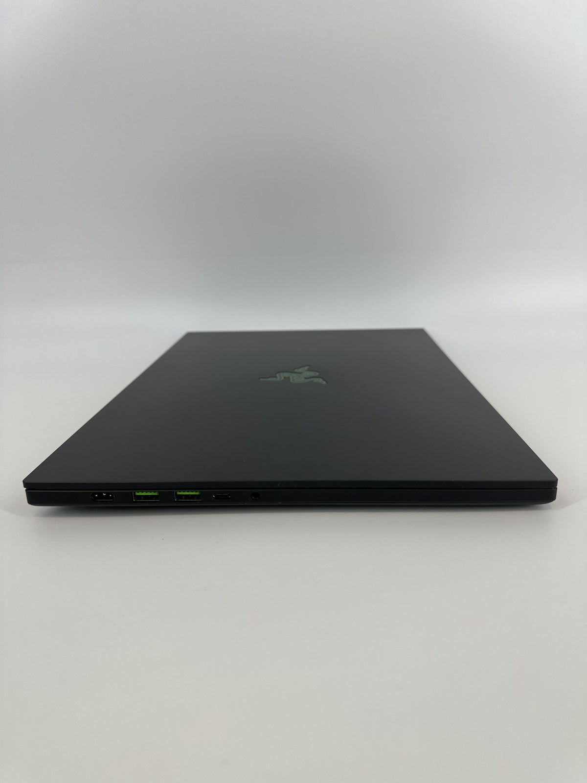 Razer Blade 16 2025 Black 2.0 GHz AMD Ryzen AI 9 365 32GB RAM 1TB Solid State Drive NVIDIA GeForce RTX 5070 8 GB