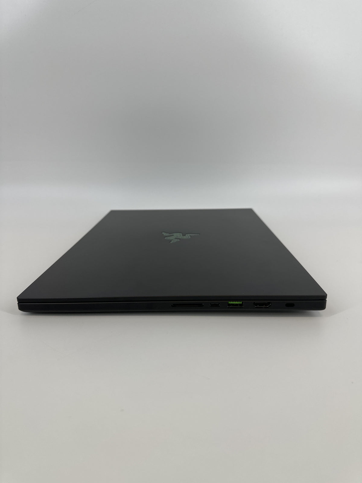 Razer Blade 16 2025 Black 2.0 GHz AMD Ryzen AI 9 365 32GB RAM 1TB Solid State Drive NVIDIA GeForce RTX 5070 8 GB